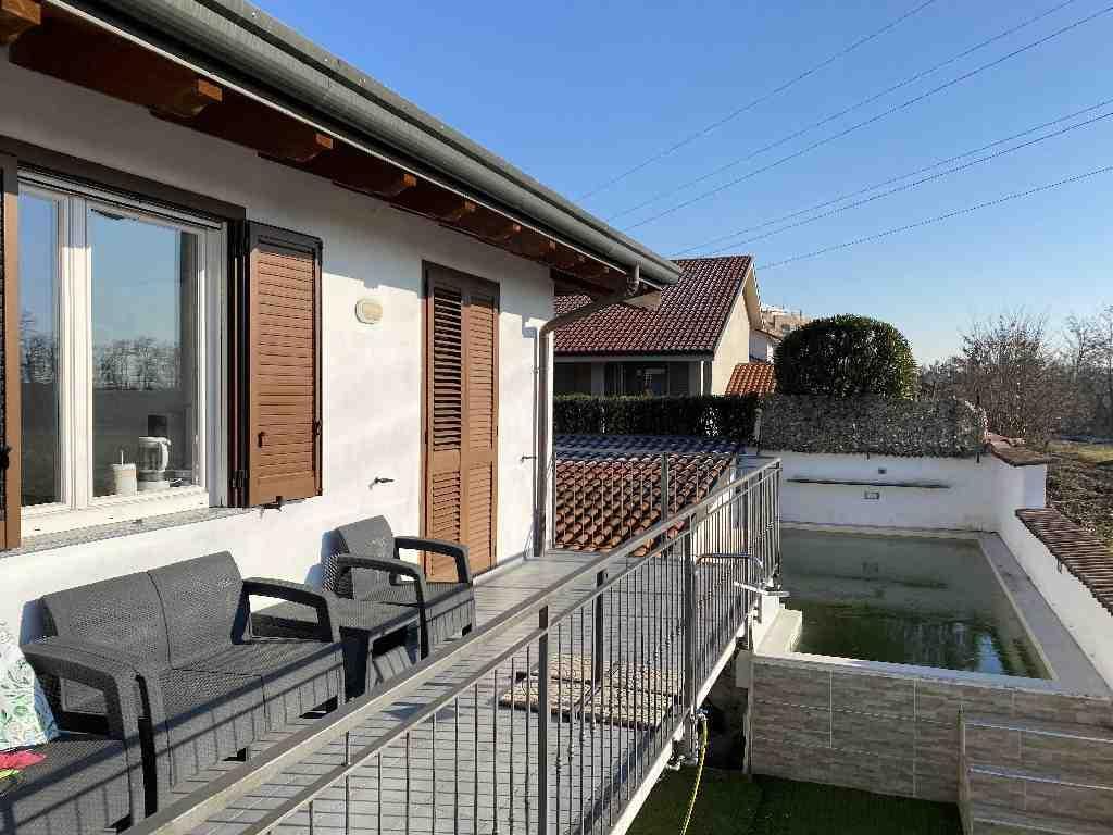 Villetta arredata con giardino e piscina condominiale – Rif. 4008