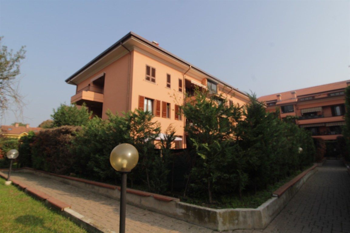TRILOCALE CON BALCONI E CANTINA