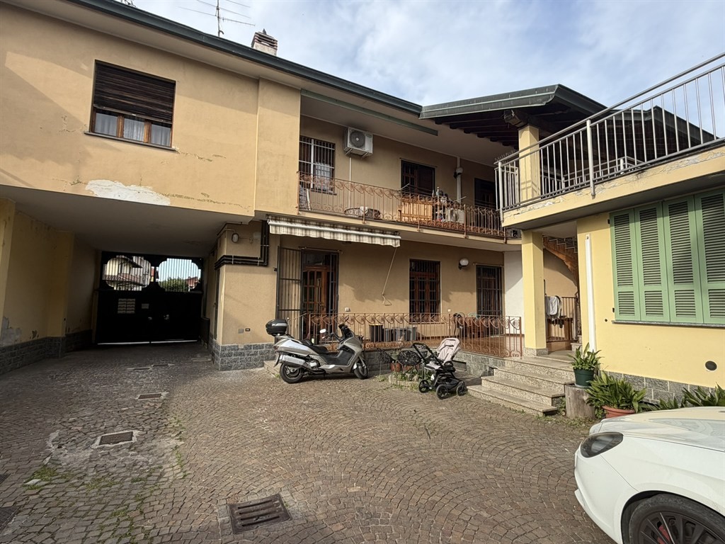 appartamento in corte di 4 locali doppi servizi e box