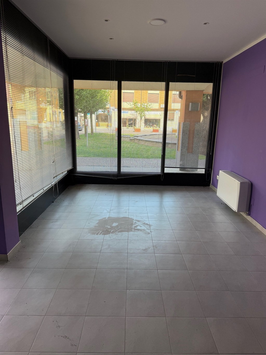 Centralissimo negozio a più vetrine